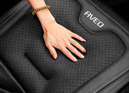 Coussin de Siège de Voiture pour Chevrolet Aveo T250 T300 (2011-2024) – Housse de Protection Dossier et Siège Arrière – Matériau Soie Glacée – Toutes Saisons – Rembourrage en Duvet – Épaisseur Standard